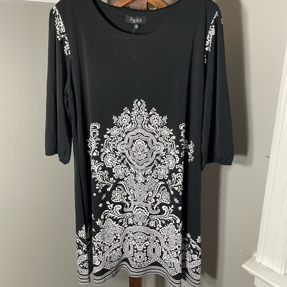 Papillon Blanc Dresses & Skirts - Papillon Blanc Black and White Graphic Tunic Dress with 3/4 Sleeves